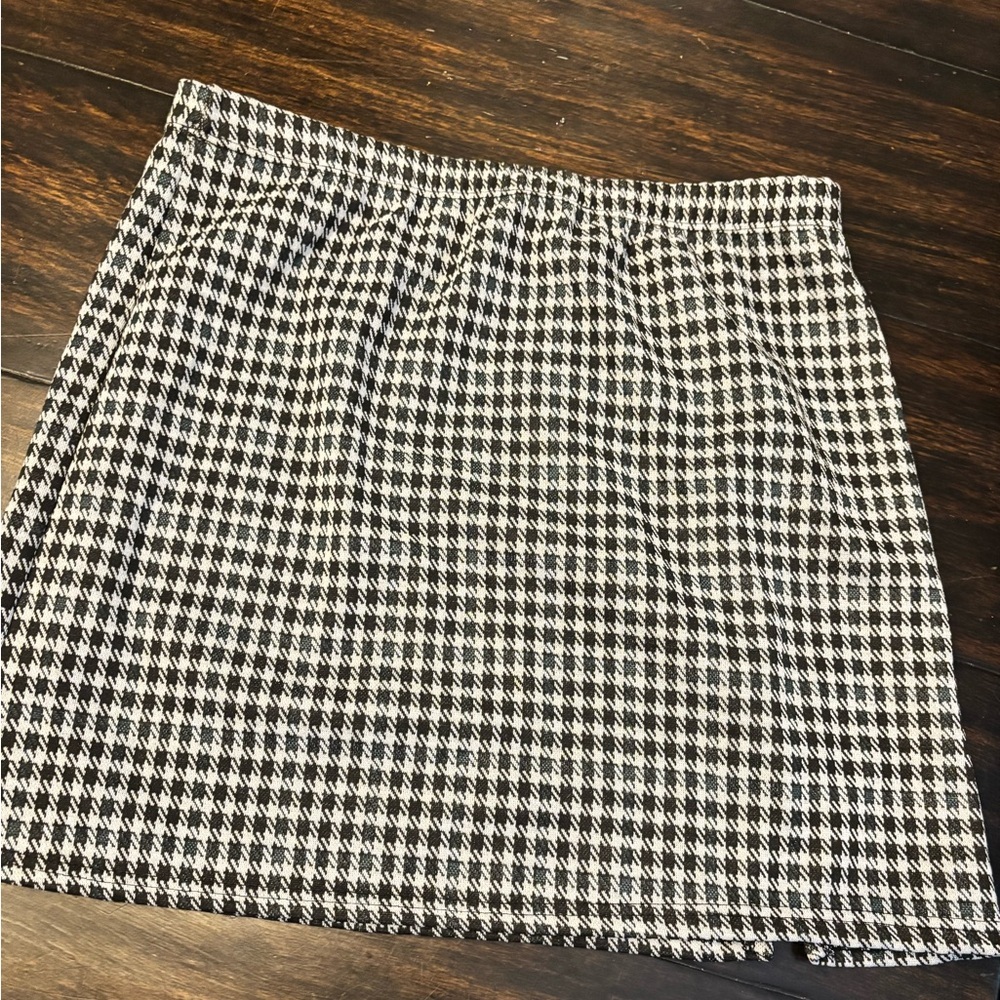 Olivia Rae Black and White Houndstooth Mini Skirt - Picture 6 of 7